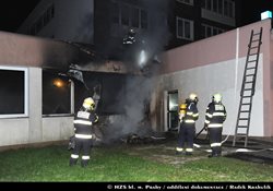 Od požáru kontejneru v Praze 4 se plameny rozšířily na zateplenou fasádu školy