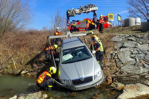 Ve Frýdku-Místku sjel osobní automobil do potoka, vytáhnout zpět ho musel speciál Bison