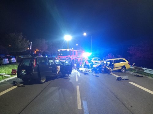 Tvrdý střet dvou aut skončil sedmi zraněnými. Zasahovali hasiči i záchranáři