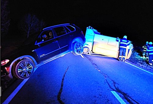 Nehoda s přívěsem u Hlinska zablokovala silnici. Hasiči řešili převrácený náklad