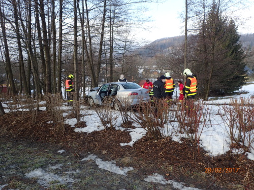 Hasiči vyprošťovali řidičku Seatu ve stromě ve Frenštátu pod Radhoštěm
