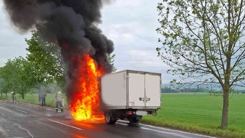 Požár dodávky způsobil škodu přes půl milionu korun
