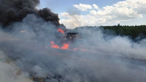 Tři požáry během jednoho odpoledne. Hořel kombajn, strniště, pole i louka u lesa