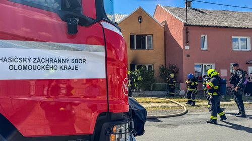 Z hořícího domu zachránili člověka. Škoda přesáhne milion korun