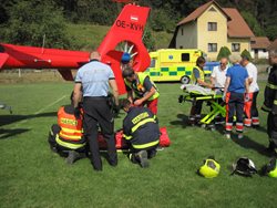 Po nehodě chodkyni transportoval do nemocnice vrtulník