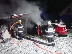 Hořící automobil hasila do příjezdu hasičů policejní hlídka