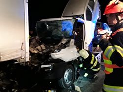 U dopravní nehody na D2 hasiči  zasahovali společně se slovenskými kolegy