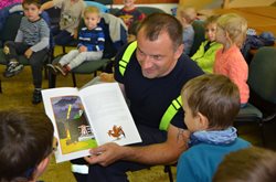 V pátek 13. října hasiči v Pardubickém kraji četli dětem Hasičské pohádky  