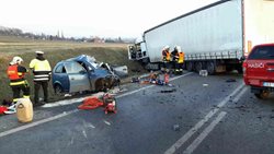 Tragicky skončil střet osobního vozu s kamionem u Holic 
