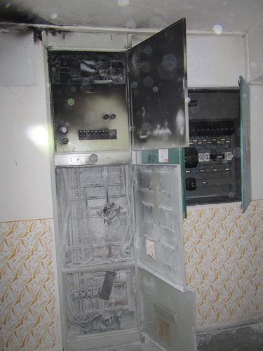 Požár elektroinstalace v bytovém domě