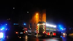 V Oloví hořelo v domě, hasiči museli zahraňovat děti