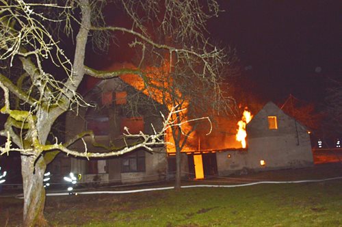 V Čejkově na Pelhřimovsku shořela zemědělská usedlost