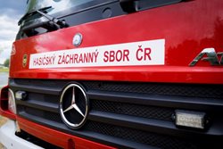 Hasiči zasahovali u požáru skladu firmy v Hulíně na Kroměřížsku
