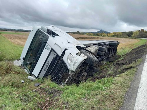 Nákladní vůz na silnici č. 35 skončil na boku, doprava se zkomplikovala