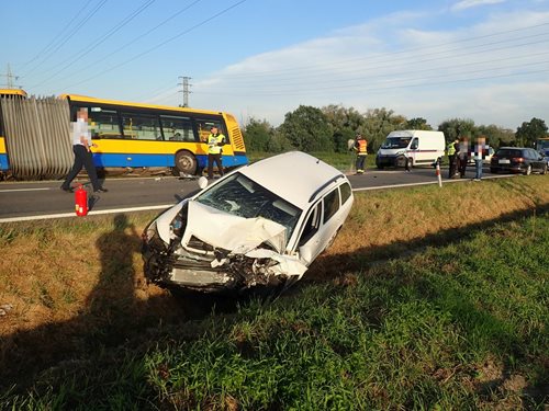 Nehoda osobního auta a linkového autobusu