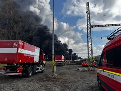 Obří požár cisteren: Škoda přesahuje 125 milionů korun, zásah pokračuje i v noci