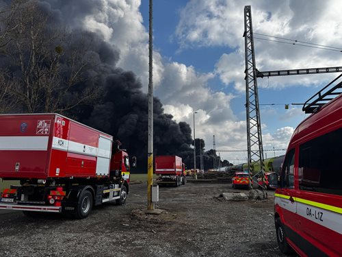 Obří požár cisteren: Škoda přesahuje 125 milionů korun, zásah pokračuje i v noci