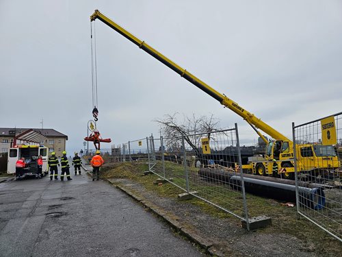 Záchrana osoby z výkopu v Kladně