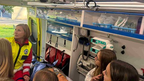 Resuscitaci si vyzkoušely děti i veřejnost. Záchranáři ukazovali, jak správně poskytnout první pomoc