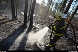 Během Velikonoc vyjížděli hasiči k 433 požárům, nejklidnější bylo pondělí