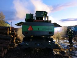 Požár nakladače dřeva na Bruntálsku