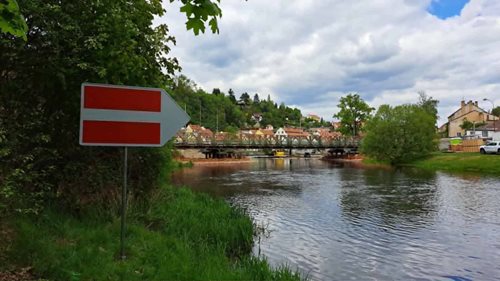 Vodáky na Vltavě čeká komplikace. V Českém Krumlově budou muset lodě přenášet