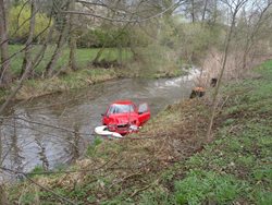 U Kamenného Újezdu hasiči vyprostili z potoka osobní auto