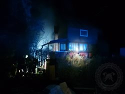 Požár chatky likvidovaly čtyři jednotky hasičů