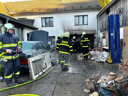 Požár kotelny poškodil rodinný dům, hasiči zabránili větším škodám