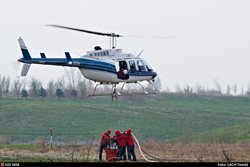 Třídenní výcvik ostravských leteckých záchranářů vrtulníkem a požárním vakem