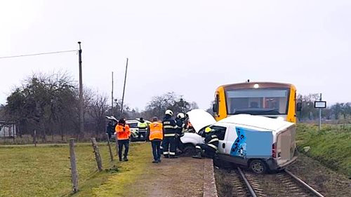 Střet auta s vlakem skončil zázrakem: Vážně vypadající nehoda bez zranění