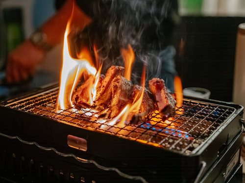 Hasiči varují: Grilování na balkoně je nebezpečné 