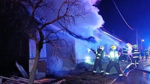 Včasný zásah zachránil sousední domy před požárem