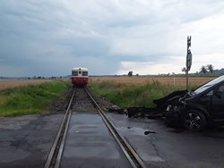 U Třebelovic se střetl osobní vlak s osobním vozidlem