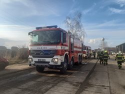 Téměř milionová škoda při požáru bývalého kravína na Kolínsku