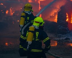 Požár skladovacích hal v obci Záryby Martinov