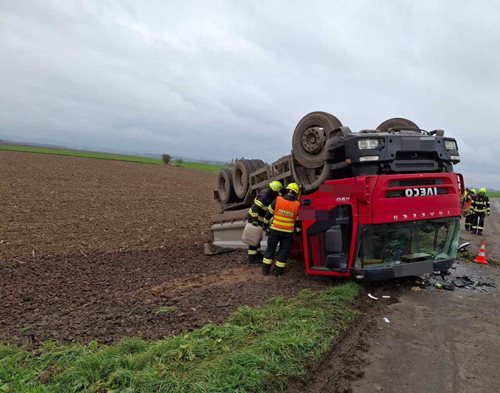 Jedna cesta, dvě nehody: Hasiči zasahovali u převráceného kamionu i u vyproštění zraněného