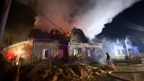 Noční požár rodinného domu vyvolal rozsáhlý zásah hasičů