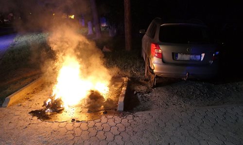 Hořící plastový kontejner poškodil zaparkovaný osobní automobil