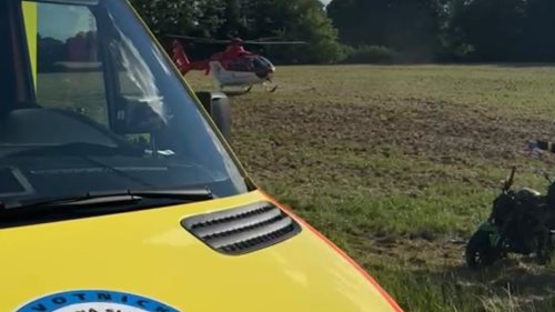 Střet motocyklu s osobním autem si vyžádal zásah vrtulníku letecké záchranné služby