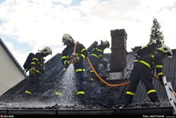  Požár střechy domku v Klimkovicích, hasiči uchránili majetek za půl milionu