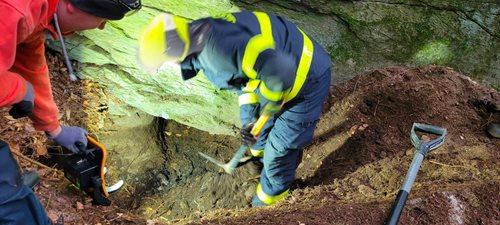 Fena uvízla v noře, hasiči ji vyprostili z podzemní pasti