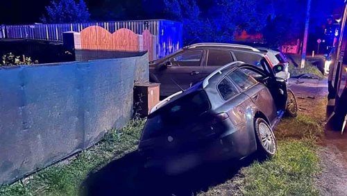 Noční jízda skončila tragédií. Mladý řidič nepřežil náraz do betonového mostku