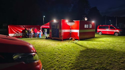 Uvízlé osoby v zatopené jeskyni. Hasiči a speleologové nacvičovali záchranu v Moravském krasu