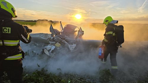 Hasiči měli rušný víkend. Vyjeli k 76 událostem, zasahovali i u letecké nehody