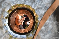 Plechová socha a uvězněné dítě, pomohli přivolaní hasiči