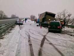 Dálnice D2 na Bratislavu stála kvůli nehodě pěti osobních a jednoho nákladního automobilu