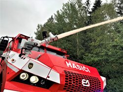 Velké taktické cvičení prověřilo hasiče při požáru lesa v Novém Městě pod Smrkem