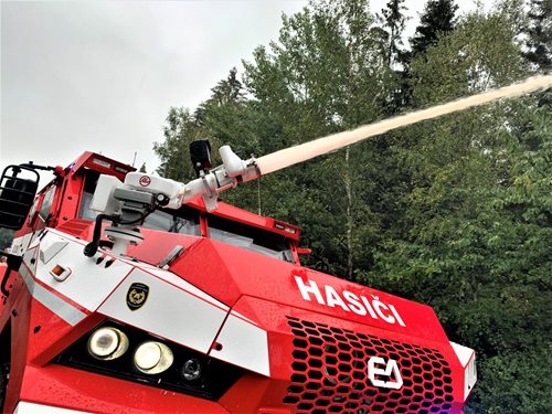 Velké taktické cvičení prověřilo hasiče při požáru lesa v Novém Městě pod Smrkem