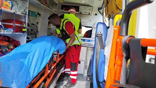 Pracovníka sevřely mnohatunové válce, dalšího přimáčkla unimobuňka. Oba skončili v nemocnici